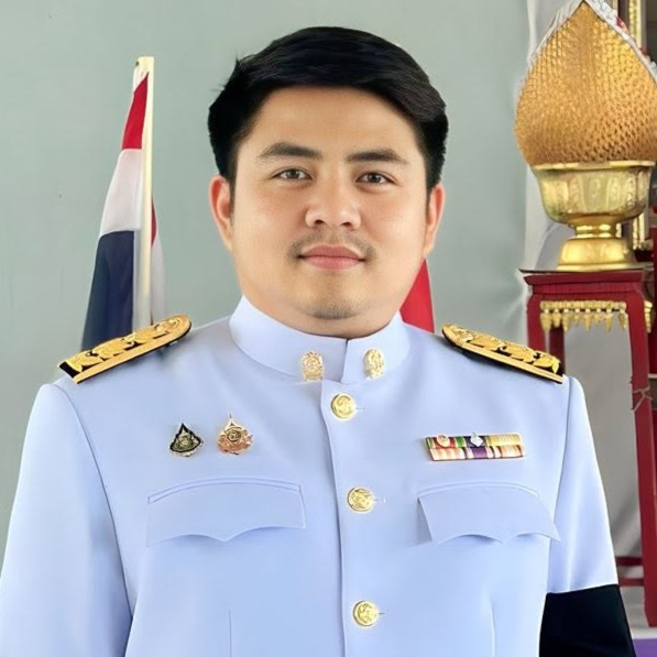นาย ธงไชย สันติถาวรยิ่ง